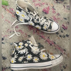 Gently used women’s size 8 converse. Daisy pattern with pocket on the sides
